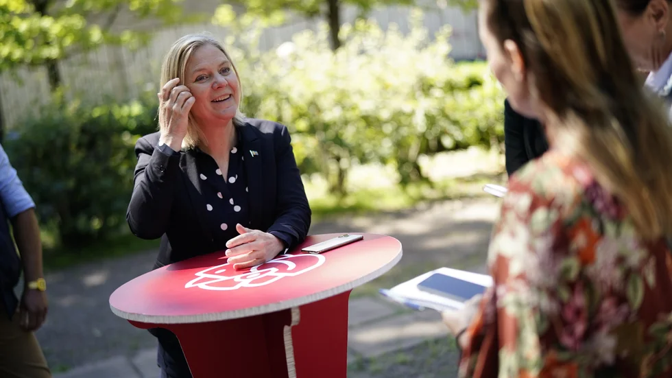 Statsminister Magdalena Andersson (S) är ute på bussturné och möter media i Helénsparken i Skövde.