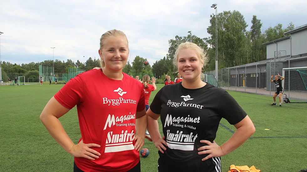 Elin Blom och Sandra Åkerman tränar med laget inför handbollscupen Partille cup i Göteborg. "Sista cupen för oss, sedan är vi för gamla", säger de.