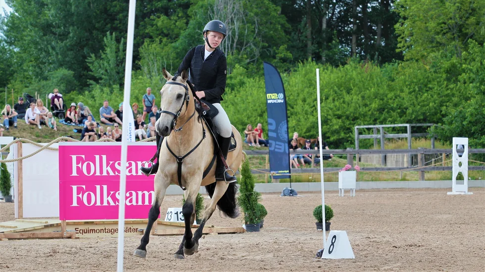 Sara Nissling, 16-åringen från Linköping är verkligen en stortalang. I tävlingarna i Working Equitation slog hon alla seniorer utom storfavoriten.