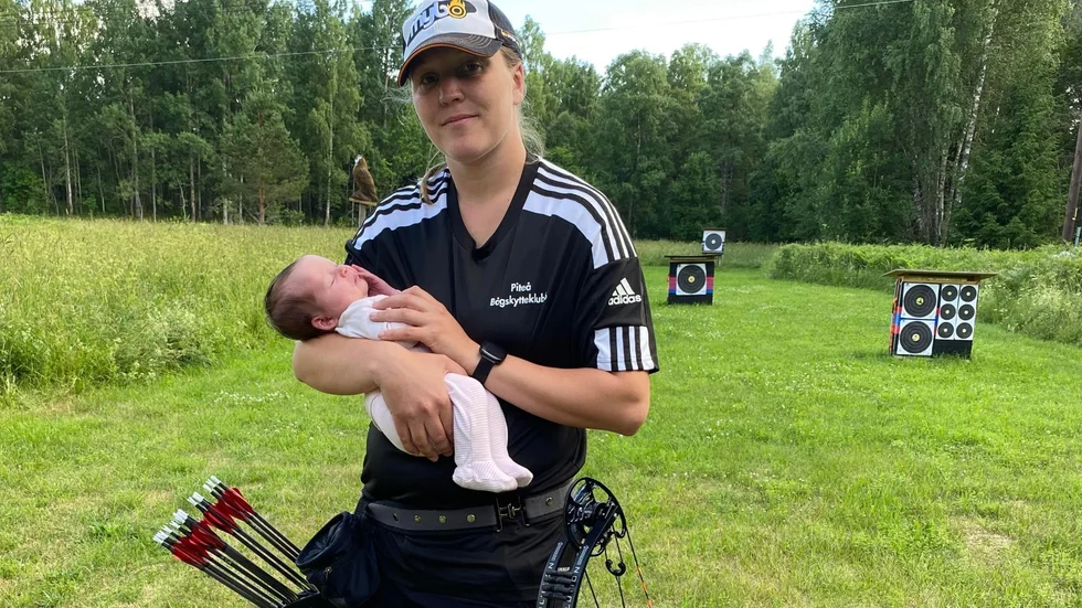 Ida Karlsson är nybliven mamma till dottern Emilia. Nu är hon nybliven guldmedaljör i bågskytte också. 