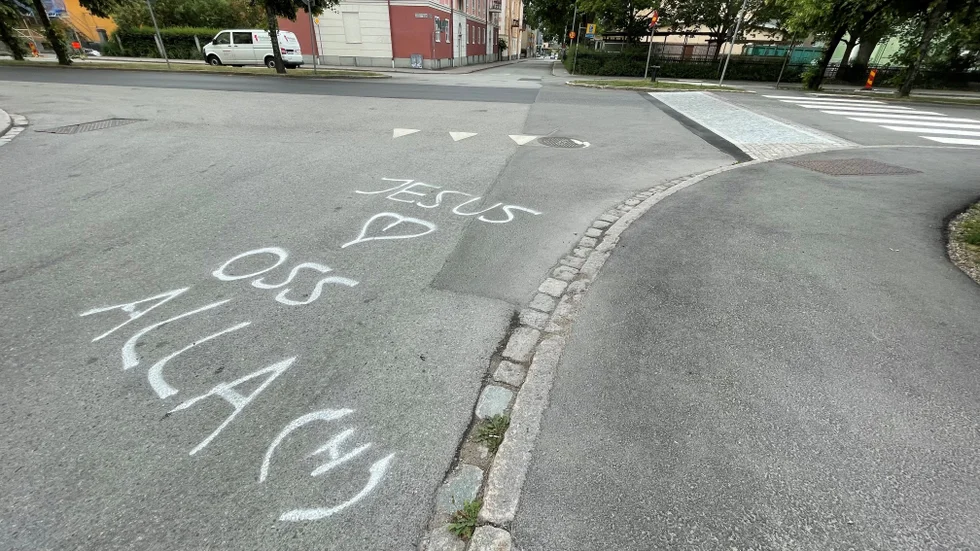 På olika ställen i Uppsala skrivs det med vad som ser ut som sprayfärg på gatan.