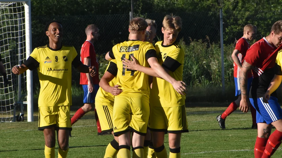 Här har precis Örserum gjort 1-0 mot Djursdala. De gulsvarta fick till slut också jubla åt tre poäng.