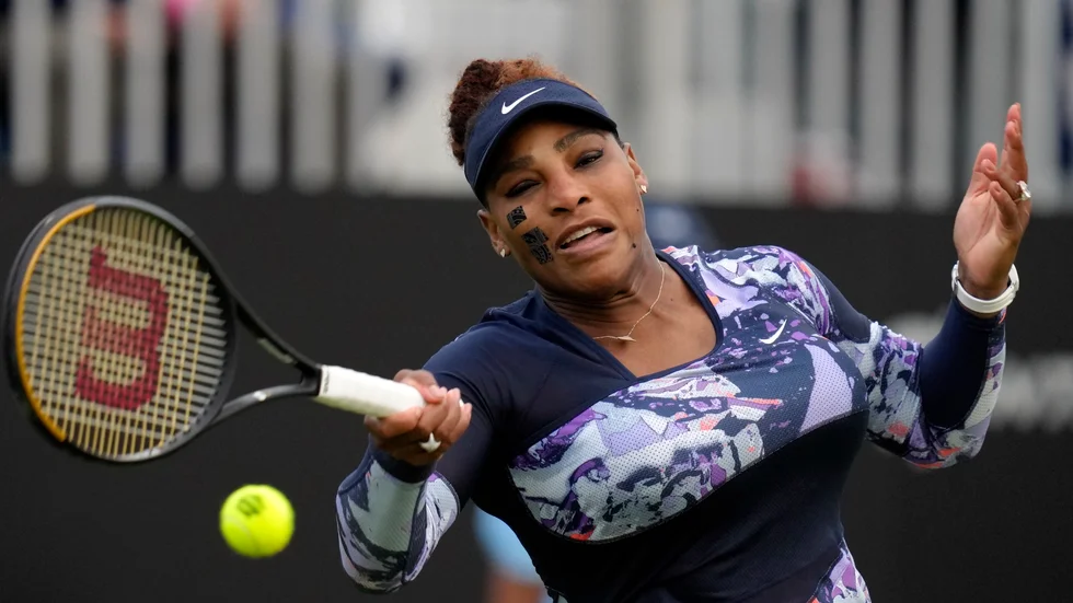 Serena Williams i sin comebackmatch efter nästan ett år. Hon spelade dubbel tillsammans med Ons Jabeur, Tunisien.