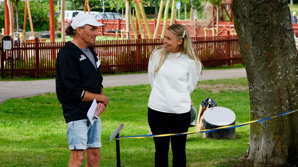 Den 22 juni var det dags att inviga Barnens Träd i Stadsparken i Mjölby. Jonas Paulman cyklade hela vägen från Nynäshamn för att vara med. Ordförande i kultur- och fritidsnämnden, Kristin Kellander, var också på plats. 