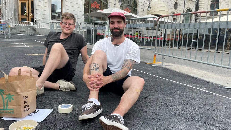 Jesper Holm, 33, ägaren av Jesper Holm Designstudio och Jimmy Stolpe, 33, anställd, fick i uppdrag av Uppsala city att göra muralmålningen.