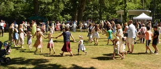 Traditionella midsommarfirandet tillbaka – bjöds på både tårta och dans