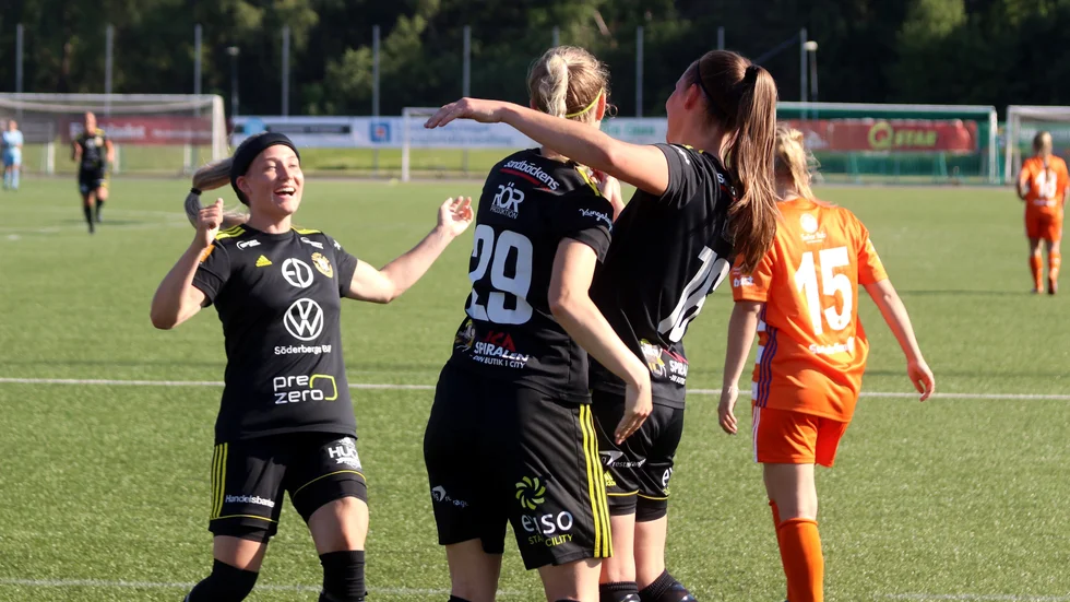 Smedby bjöd på målfest mot ett stukat IK Tun. I nästa omgång kan det mycket väl bli tal om allsvenskt motstånd för division 1-laget från Norrköping. Mathilda Holmberg (längst till höger) gjorde två av målen. 