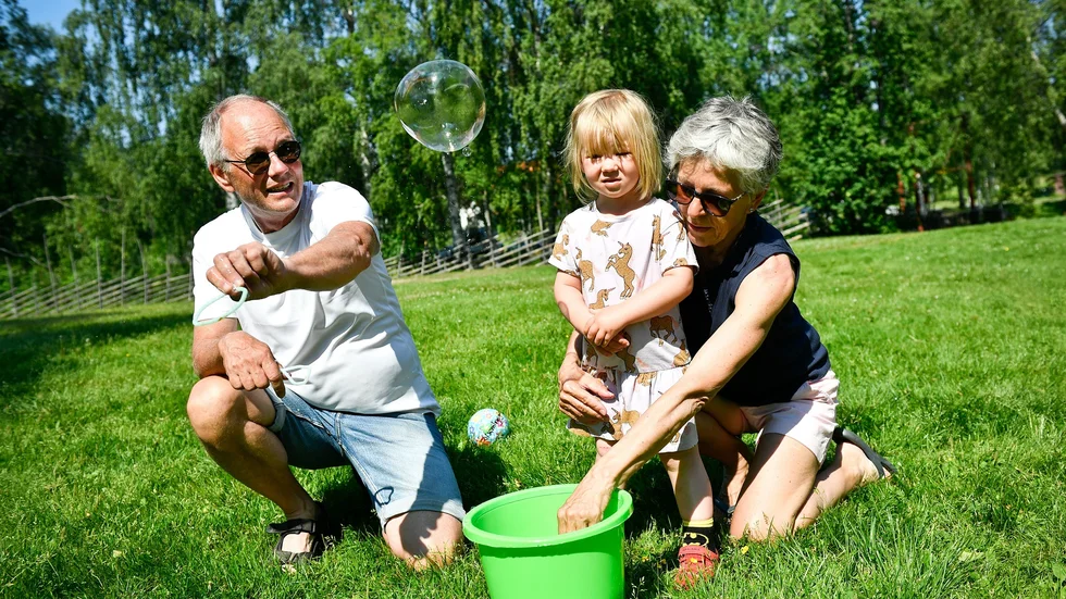 Lilla Svea Lundgren blåste såpbubblor tillsammans med morfar Anders Degerman och mormor Annika Degerman, då det var Sommarskoj på holmen.