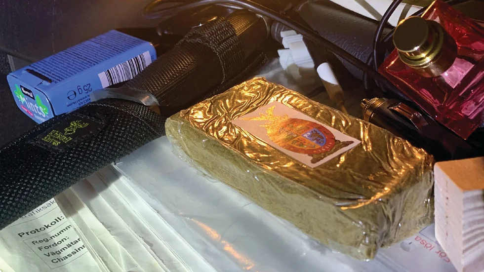 En kniv och 96 gram cannabis hittades i bilens handskfack.