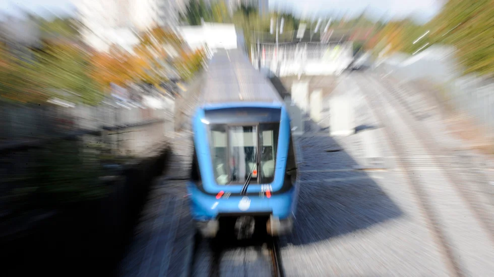 Ett tunnelbanetåg i Stockholm. Tåget i Hökarängen hann stanna när mannen knuffades ned på spåret. Arkivbild.