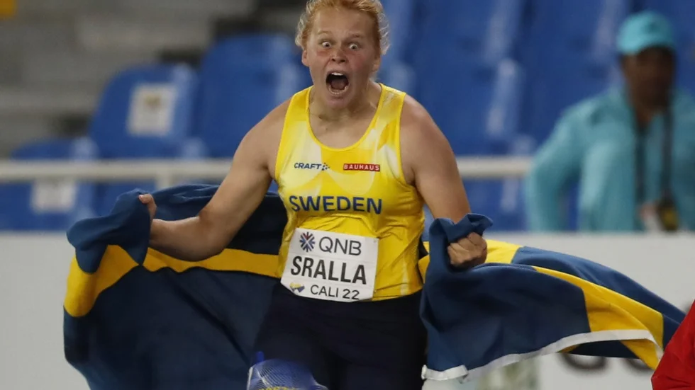 Emma Sralla firar guldet i JVM i Colombia.