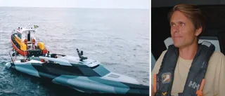 Skidkungen Jon Olsson i sjönöd på väg till Visby • 1000 liter bränsle tog slut • ”Inte planen”