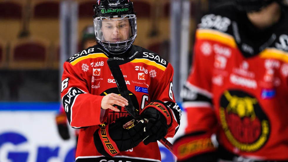 Jenni Hiirikoski och hennes lagkamrater ska åka till Finland och möta Helsingfors IFK, Rovaniemi Kiekko och Oulun Kärpät.
