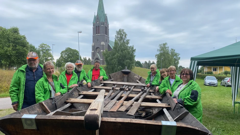 Hele’ne Cederlöw, Kenneth Gustavsson, Inga-Lill Wass, Johnny Waldau, Fredrik Nathell, Irene Samuelsson, Mona Filipsson, Anna-Lena Ax Waldau och Carina Andersson vid "Ro för livets" båt. 
