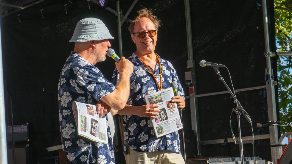 Micke Byström och Peter Torsén har hittills hunnit genomföra sjutton stycken soliga Picnic i parken-aftnar.