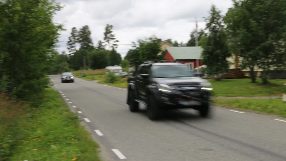 Under tiden som PT är i Storsund far många bilar förbi i hög hastighet.