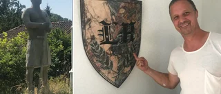 Hasse Cedergren i Stjärnhov köpte 0,3 kvadratcentimeter skotsk mark och blev lord – lät resa en staty av sig själv
