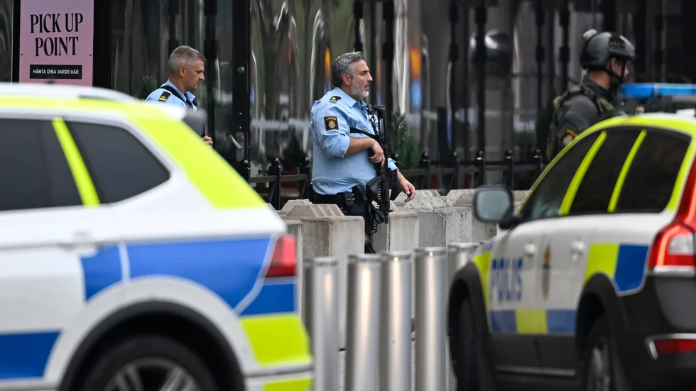 Poliser med förstärkningsvapen utanför köpcentrat Emporia i Malmö efter en skottlossning på fredagskvällen.