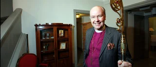 Biskop Johan Dalman viger präster och diakoner på söndag