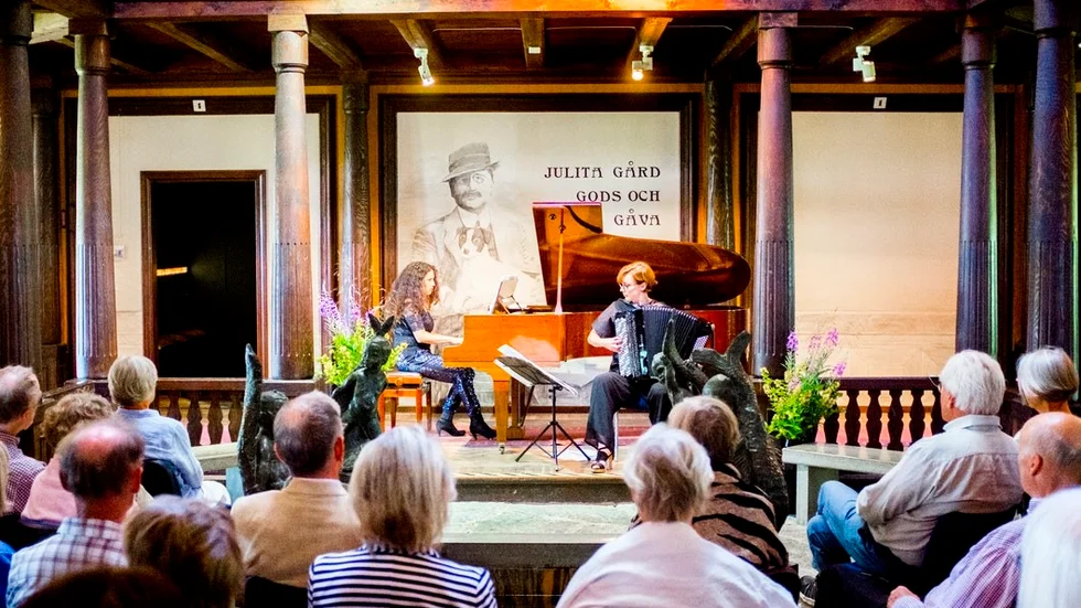 Pianisten Tania Naranjo och ackordeonisten Minna Weurlander framträdde egenskriven tangomusik på Skansenmuseet.