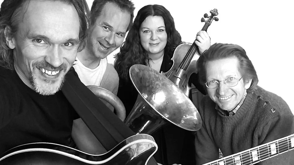 Simon Stålspets Band, från vänster Simon Stålspets elgitarr, Ola Sjönneby tuba, Karin Ericsson-Back fiol och Arnulf Ibsen trummor.