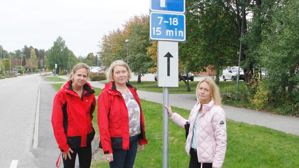 Anna Lindgren, Carina Tinker och Helena Nordin, från Finningeskolan och närbelägna förskolan Grävlingen, kan dra en suck av lättnad – trafikkaoset på morgnarna kommer snart att reduceras rejält.