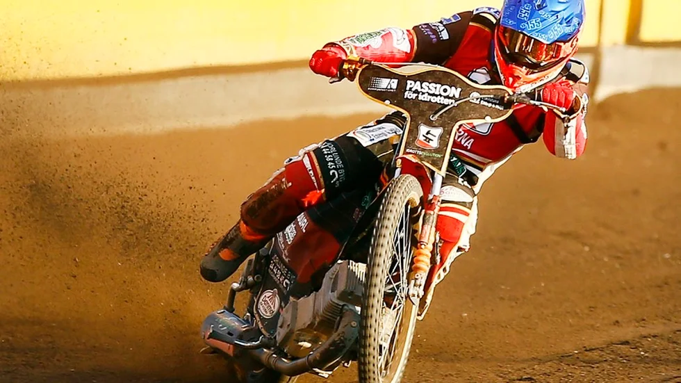Dansken Mikkel Michelsen gör landsmannen Niels Kristian Iversen sällskap till nykomlingen Piraterna.