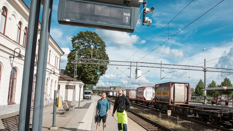 Adam Erixon och Joakim Stenberg vid ett av de objekt som National rail ska se till att det blir utfört utan tillbud. Det är skyltar på stationen i Katrineholm som ska målas. National rails står för säkerheten under arbetet.