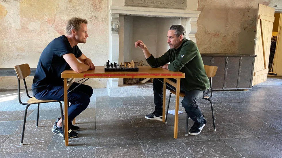 Tobias Carlsson och Ola Rapace spelar schack i Strindbergs kammarspel "Paria" i Gästabudssalen i en av flyglarna till Löfstad slott. Premiär är det den 23 september.