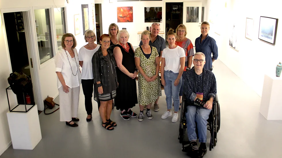 Några av de 30-talet konstnärer som deltar i Mjölby konstrunda i helgen. I konsthallen Open art house kan man se smakprov från respektive konstnärs utställning. 