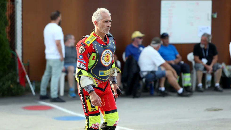 Tony Gudbrand är 27 år äldre än Daniel Henderson som var näst äldst i matchen mellan Vargarna och Smålänningarna.