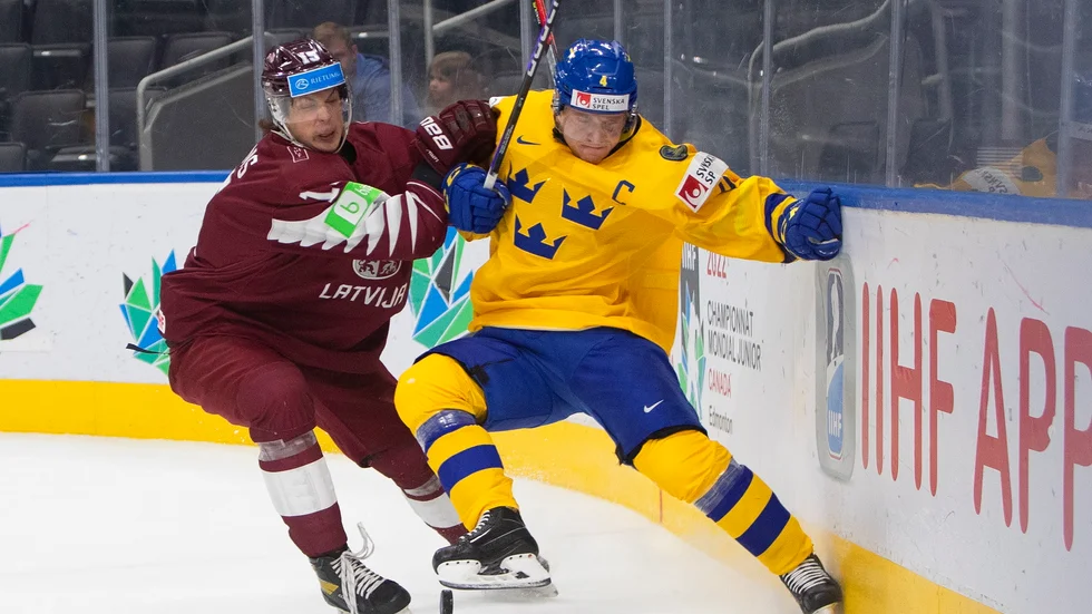 Sverige gick krampaktigt till semifinal i junior-VM efter 2–1 mot Lettland.