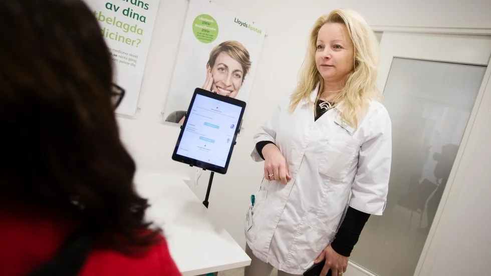 Katrineholm har fått sin första digitala läkarmottagning. "Här får man den tid man behöver med sin läkare, säger Annika Haraldsson, apotekschef på Lloyds, där mottagningen finns.