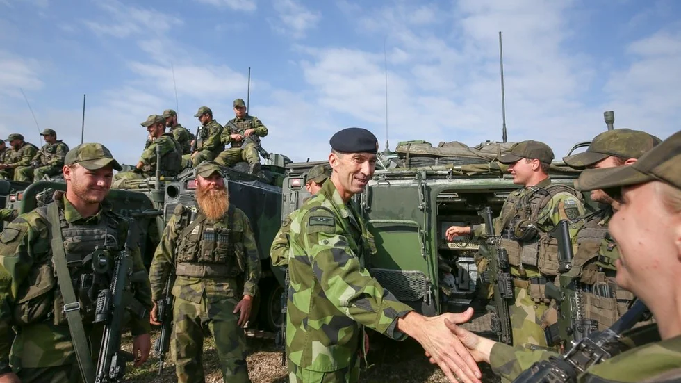 Ett av grundproblemen för dagens försvar är bristen på personal, skriver Robert Björkenwall och Jaan Ungerson.