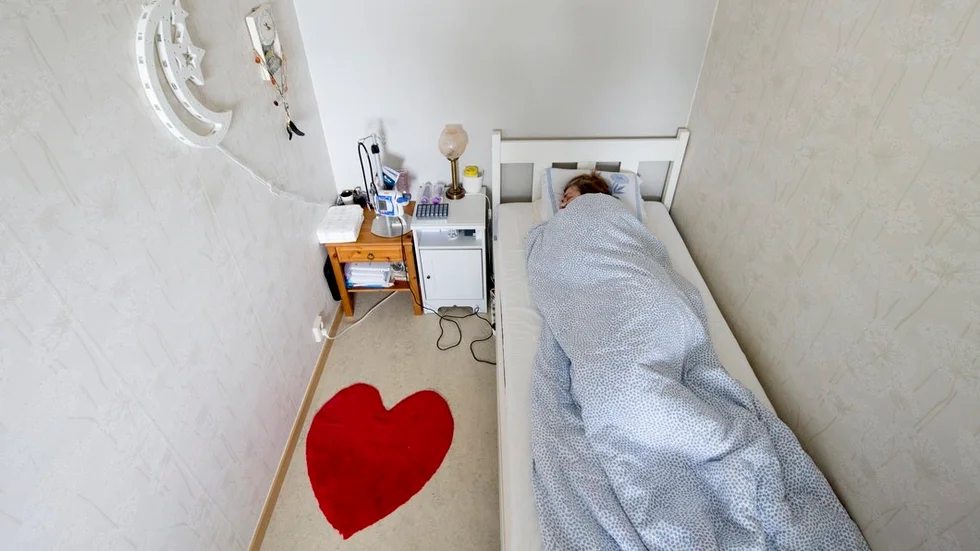 Fougstedt tävlar även med den här bilden på en apatisk kvinna med uppgivenhetssyndrom som sondmatas i hemmet. Bilden togs under sommaren 2016 i samband med att SN skrev om den dödssjuka kvinnan och hennes familj som hotades av utvisning. Familjen, som levt tolv år i Sverige, utvisades senare till Montenegro.