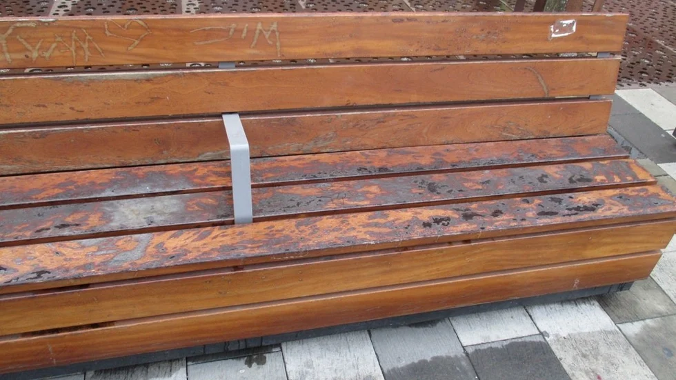 Sofforna på Fristadstorget kommer från Spanien, vilket upprör skribenten Orolig skattebetalare.