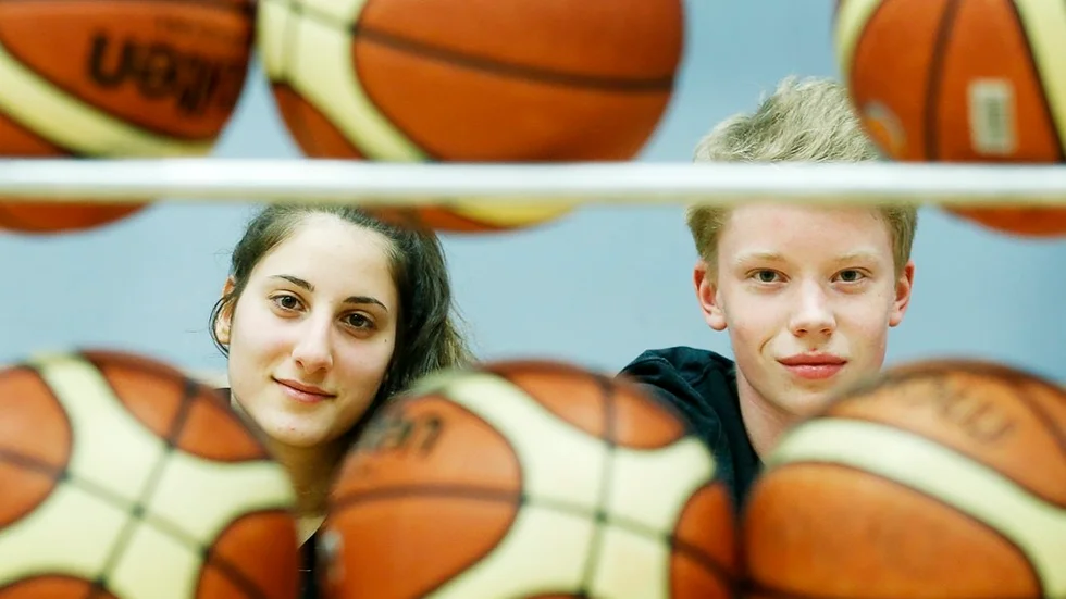 Att spela turnering hemma är inte så farligt. Det är mer press borta, så tycker i alla fall Amanda Hanna och Filip Westermark som således lär njuta i helgens Eskilstuna Basket Cup.