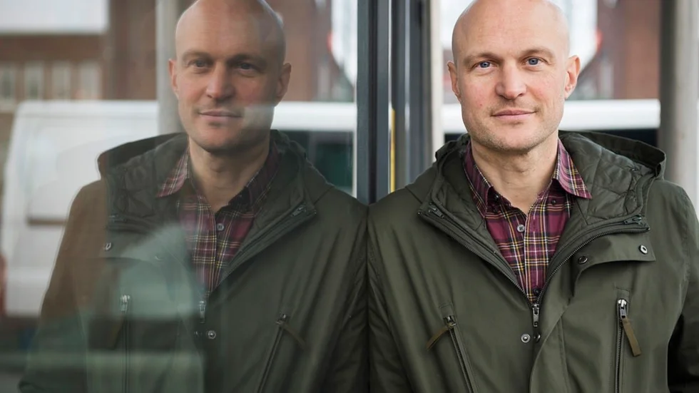 SVT-journalisten Fredrik Önnevall får inget kulturstraff, men det finns en och annan som skulle behöva lite uppbygglig läsning och filmtittning. Foto: Emil Langvad/TT