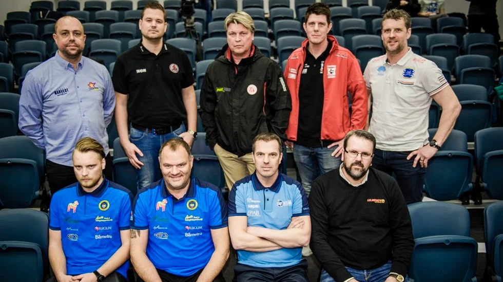 Laddade lagledare inför årets speedwaysäsong som drar i gång den 9 maj. Bakre raden från vänster: Mikael Karlsson, Dackarna, Peter Johansson, Indianerna, Mikael Teurnberg, Rospiggarna, Jerker Eriksson, Eskilstuna Smederna, Stefan Andersson Skill, Piraterna. Främre raden: Andreas Sundin, Masarna, Stefan Bäckström, Masarna, Fredrik Staaf, Elit Vetlanda, Anders Fröjd, Lejonen.