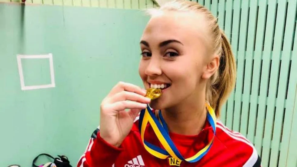 Emmy Corneliusson blev svensk mästarinna i bänkpress i minus 72-klassen för ungdomar.