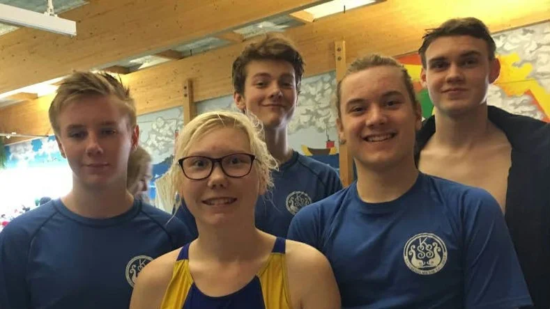 Katrineholms simsällskap (Sanna Marjeta, Kevin Grahn, Olle Pettersson, Måns Rydergren och Amadeus Ahlman) befann sig den gångna helgen i Falkenberg för en stor tävling på en 50 ­metersbana.
