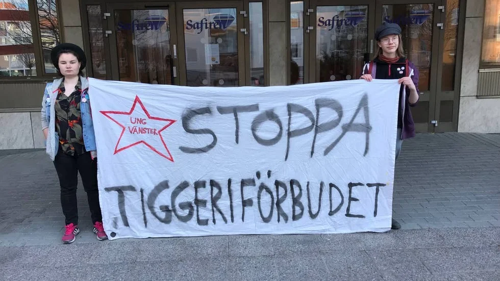 Hanna Karlsson och Ruben Nyström från Ung vänster protesterade utanför Safiren.