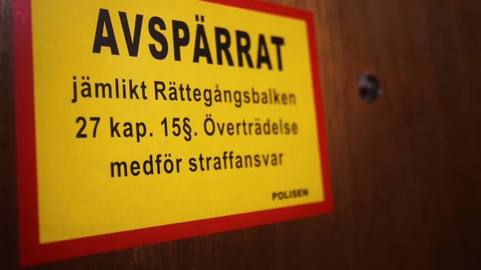 Lägenheten spärrades av för teknisk undersökning och polisen genomförde dörrknackning i området för att söka vittnen.