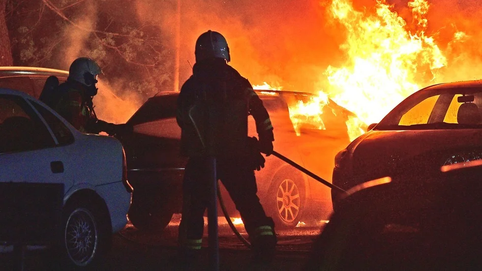 En bil totalförstördes i en brand i Brandkärr under söndagskvällen.