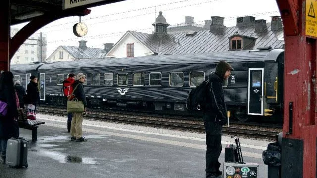 Katrineholm ligger bra till för tågpendlare, men det behövs också parkeringar vid stationen, anser skribenten.