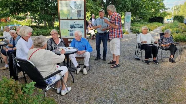 Mingel i von Kraemers park vid hamnen i Örsundsbro när Lagunda hembygdsförening firade sin 50-årsdag.