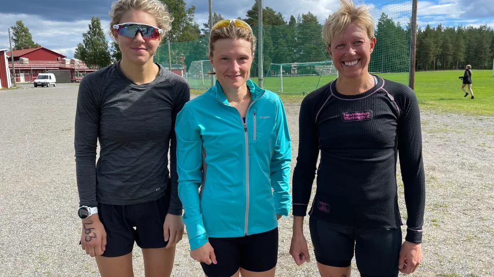 Prispallen på damernas sprint: Ettan Elin Henriksson, tvåan Emelie Gauffin och trean Erika Lind.