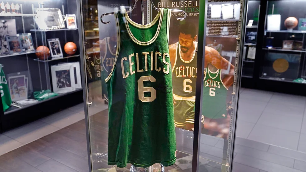 Tröja nr 6, den nyligen avlidne basketlegeneden Bill Russells nummer, pensioneras nu från användning i hela NBA. Inga spelare förutom de som redan använder numret får i framtiden spela i tröja nr 6.