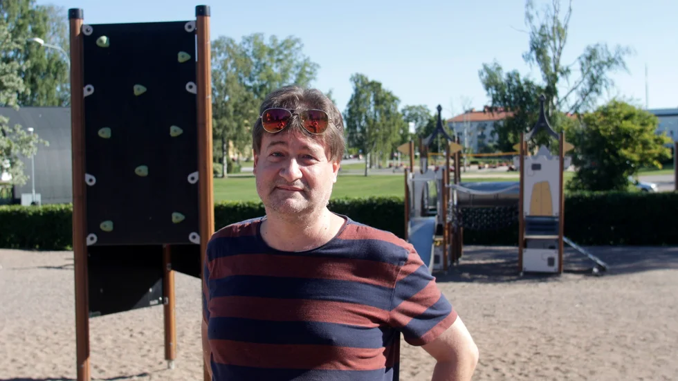 "Jag jobbar inom barnomsorgen, så jag känner att politikerna skulle kunna vara lite mer närvarande. Komma ut och besöka barnomsorgen, kolla hur vi har det och visa att man bryr sig," säger Patrik Dahlström. 

Han befinner sig på en lekpark tillsammans med det fåtal fritidsbarn som redan återvänt från sommarlovet, veckan innan skolan börjar.