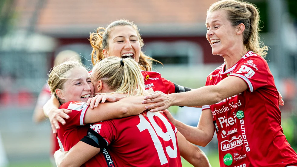 Hanna Andersson kramas om av Emma Viklund, Hana Kerner och Maja Green.